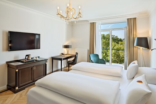Premium room with desk and TV | Parkhotel Schönbrunn in Vienna