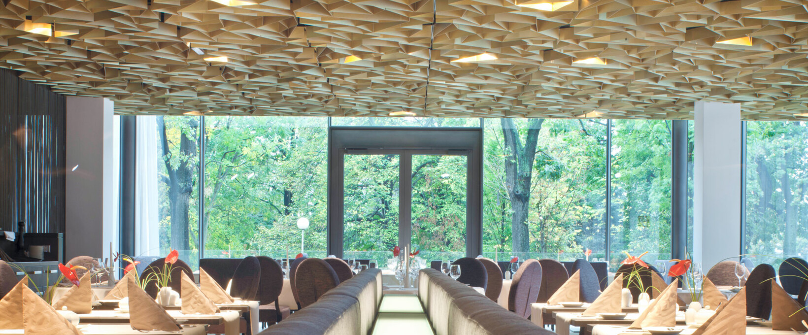 Restaurant Regio mit gedeckten Tischen | Radisson Blu Park Royal Palace Hotel in Wien