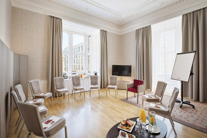 Junior Suite seminar room with armchair circle | Hotel Rathauspark in Vienna
