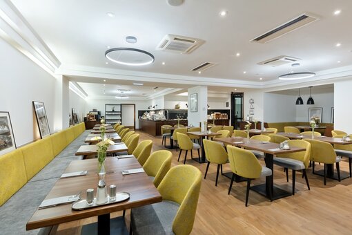 Restaurant | Hotel Rathauspark in Vienna Restaurant with laid table and paintings | Hotel Rathauspark in Vienna