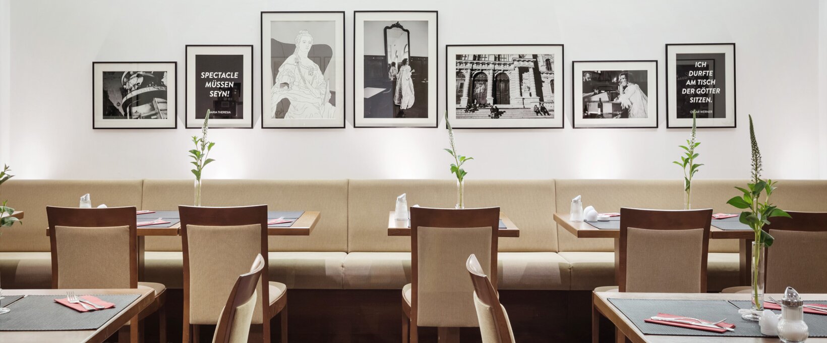 Restaurant with laid table and paintings | Hotel Rathauspark in Vienna