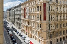 Außenansicht des Hotel Rathauspark in Wien mit parkenden Autos auf der Straße