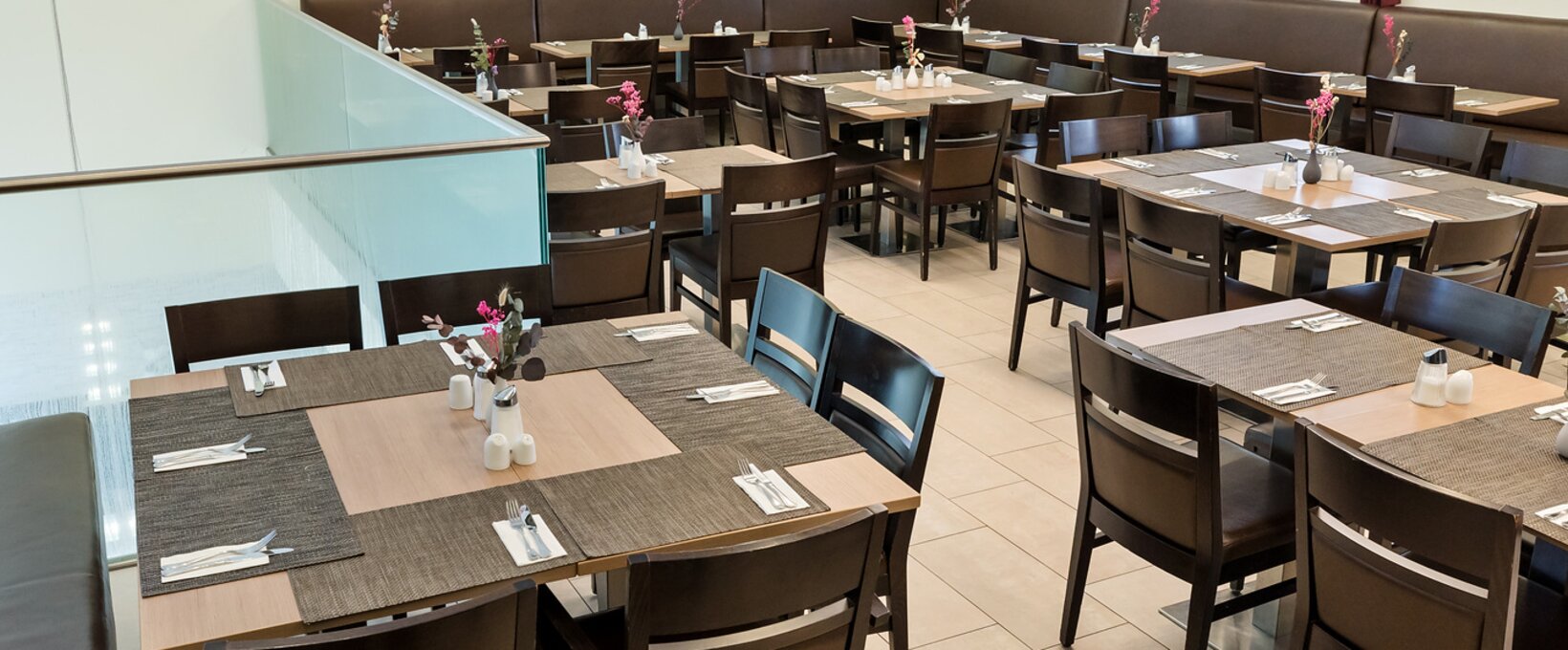 Breakfast restaurant with laid table | Hotel Salzburg Messe