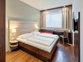 Classic Zimmer mit Doppelbett und Nachttisch | Hotel Salzburg Messe