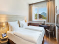 Classic Zimmer mit Doppelbett und Nachttisch | Hotel Salzburg Messe