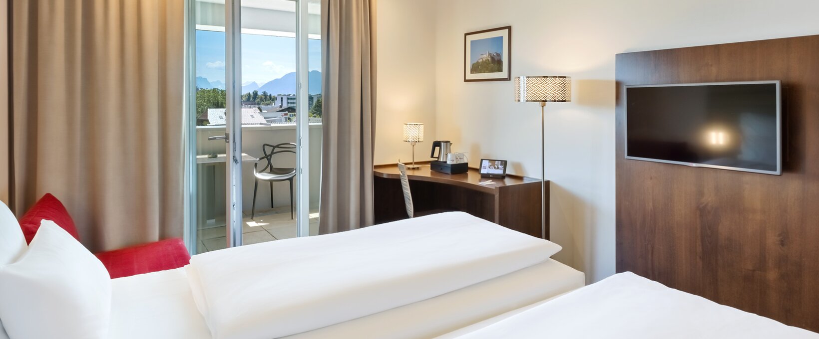 Interior view of superior room with view of bed and balcony | Hotel Salzburg Messe