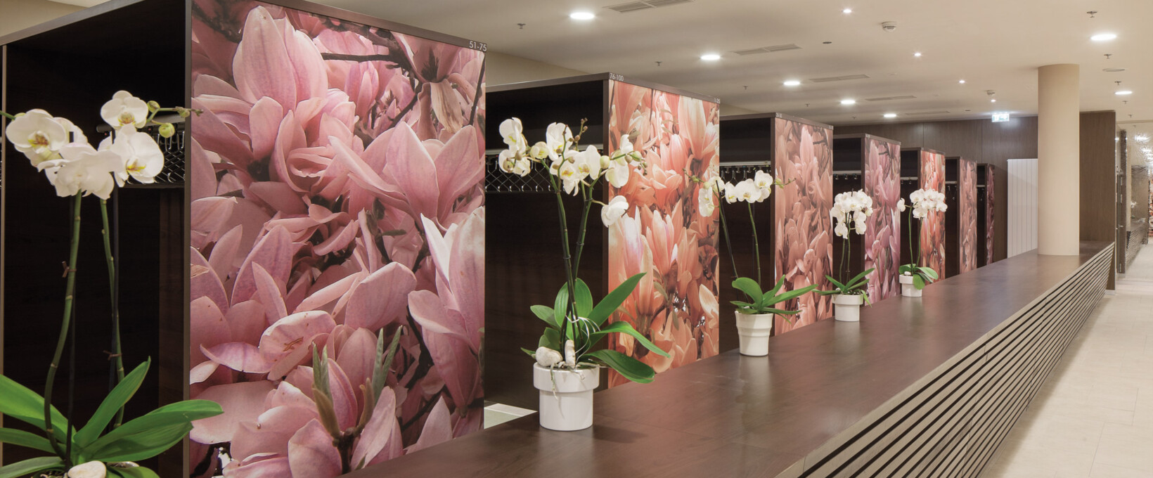 Wardrobe Olympia Mancina | Hotel Savoyen Vienna Wardrobe Olympia Mancina mit Blumen | Hotel Savoyen Vienna