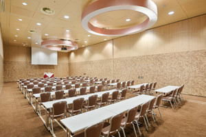 Elegant beleuchteter Seminarraum mit Bestuhlung und Beamer | Austrian Trend Hotel Savoyen