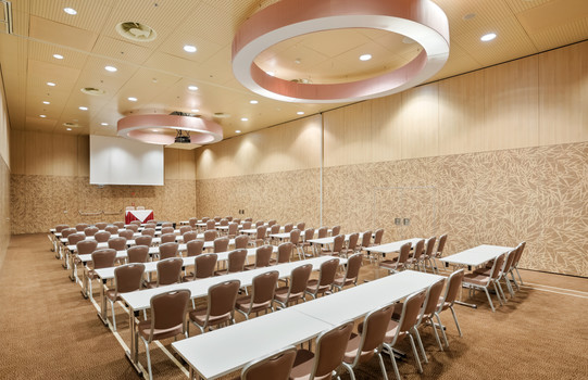 Elegant beleuchteter Seminarraum mit Bestuhlung und Beamer | Austrian Trend Hotel Savoyen