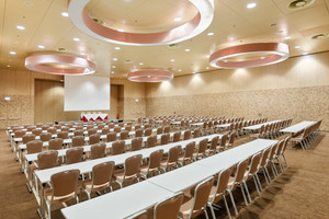 Geräumiger Seminarraum "Olympia Mancini 2" mit Bühne, breitem Rednerpult, zwei Beamern, einer großen Leinwand und großzügiger Saalbestuhlung | Austria Trend Hotel Savoyen