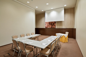Kleiner Seminarraum "Paris" mit U-Bestuhlung und Beamer | Austrian Trend Hotel Savoyen