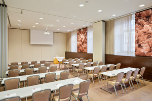Lichtdurchfluteter, moderner Seminarraum "Wien Turin", ausgestattet mit Rednerpult, Beamer und Bestuhlung | Austria Trend Hotel Savoyen