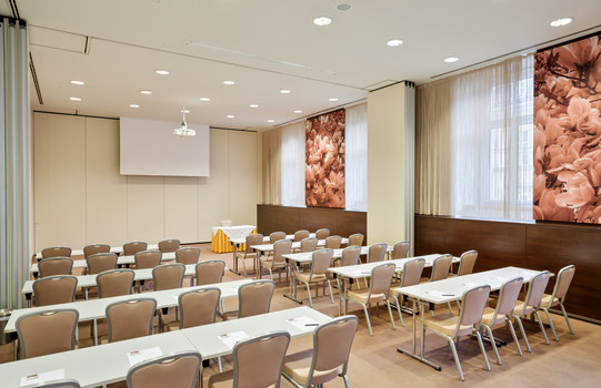 Lichtdurchfluteter, moderner Seminarraum "Wien Turin", ausgestattet mit Rednerpult, Beamer und Bestuhlung | Austria Trend Hotel Savoyen