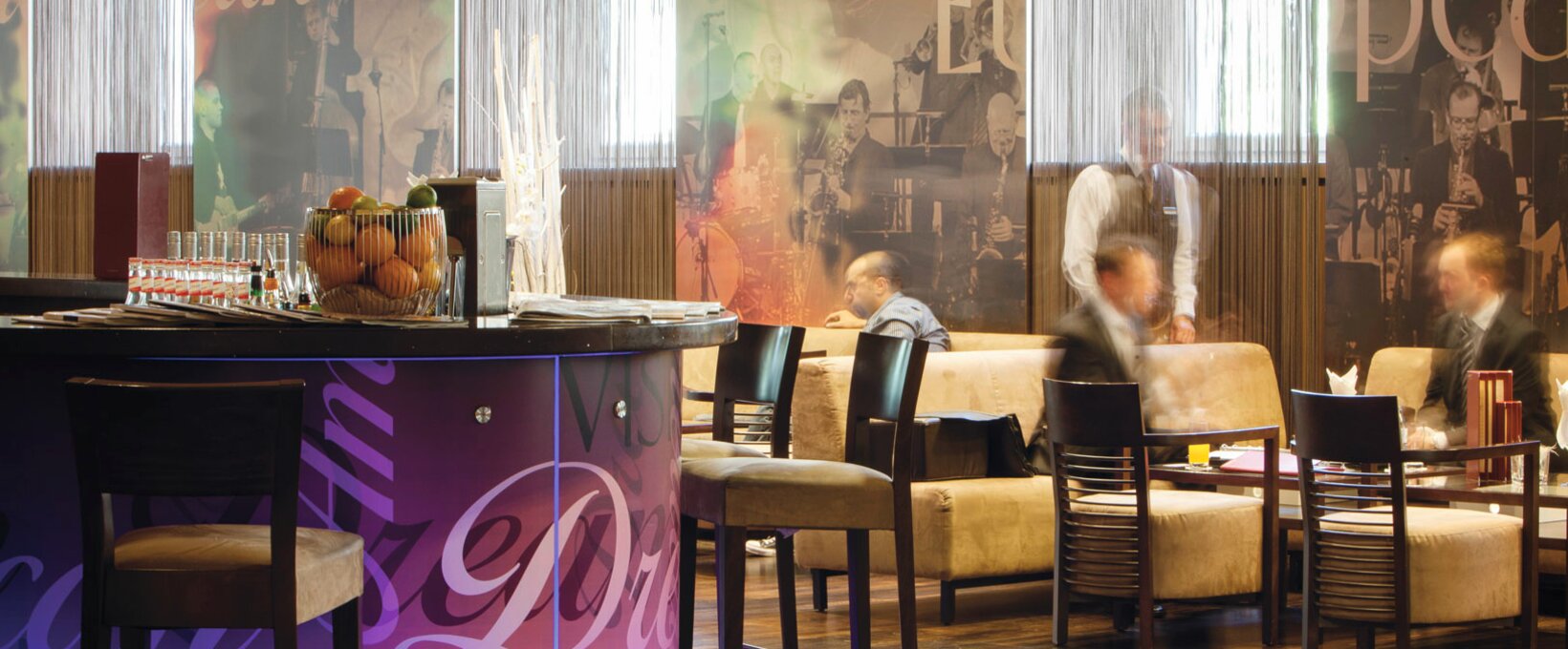 Hotelbar Soissons mit Sitzgelegenheiten und Theke | Hotel Savoyen Vienna