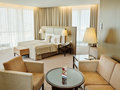 Panoramasuite Schlafzimmer mit Couch und Tisch | Hotel Savoyen Vienna