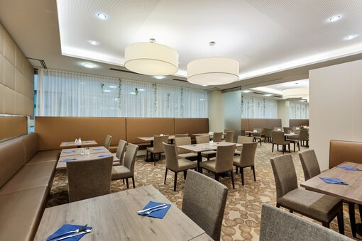 Breakfast restaurant | Hotel Schillerpark in Linz Breakfast restaurant with laid table | Hotel Schillerpark in Linz