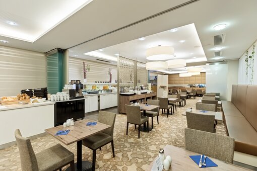 Breakfast buffet | Hotel Schillerpark in Linz Breakfast buffet with cake | Hotel Schillerpark in Linz