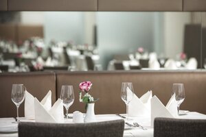 Restaurant Tafelspitz mit gedeckten Tischen | Hotel Schillerpark in Linz