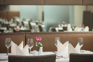 Restaurant Tafelspitz with laid table | Hotel Schillerpark in Linz