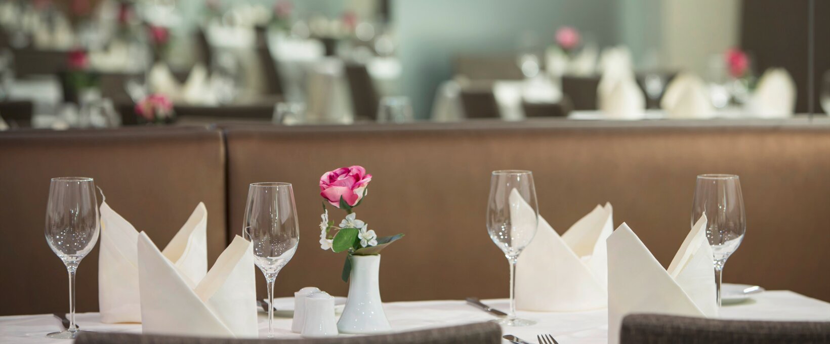 Restaurant Tafelspitz mit gedeckten Tischen | Hotel Schillerpark in Linz