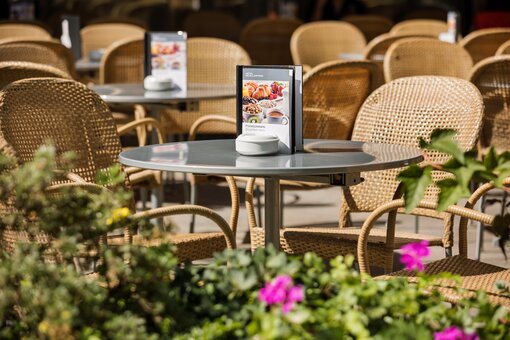 Design-Café am Park | Hotel Schillerpark in Linz View of the sunny terrace of the Design-Café am Park  | Hotel Schillerpark in Linz