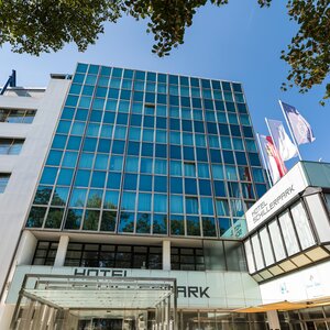 Exterior view entrance | Hotel Schillerpark in Linz