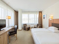 Premium Zimmer mit Kingsize Bett, Sitzgelegenheit und Fernseher | Hotel Schillerpark in Linz