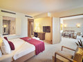 Triple Seven Suite Schlafzimmer mit Blick in das Wohnzimmer | Hotel Schillerpark in Linz