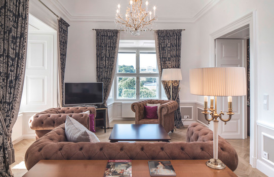Wohnzimmer mit Sofa und Flatscreen | Schloss Schönbrunn Grand Suite in Wien