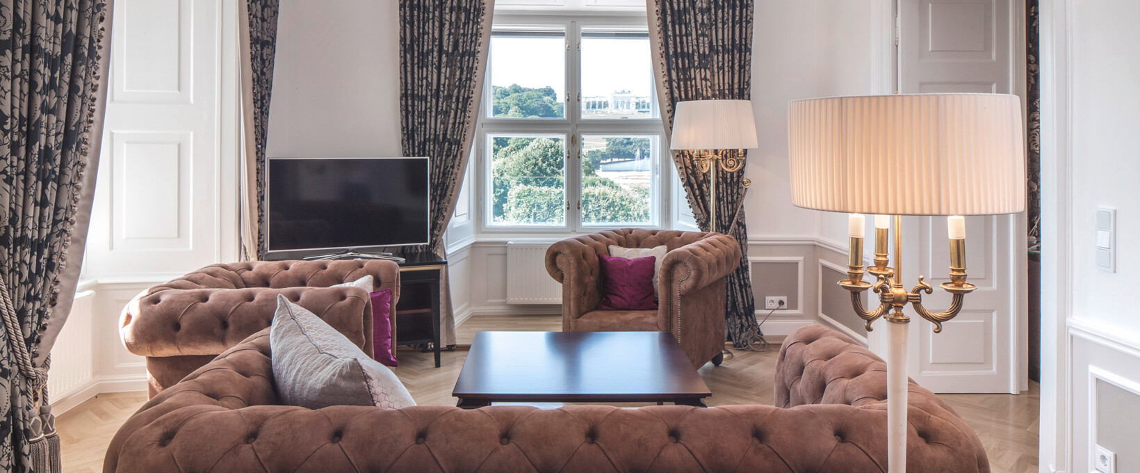 Wohnzimmer | Schloss Schönbrunn Grand Suite in Wien Wohnzimmer mit Sofa und Flatscreen | Schloss Schönbrunn Grand Suite in Wien