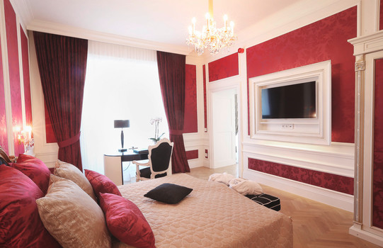 Schlafzimmer mit Schreibtisch und Flatscreen | Schloss Schönbrunn Grand Suite in Wien