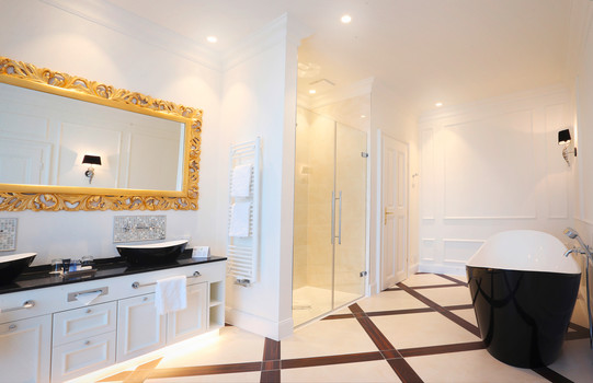 Prunkvolles Badezimmer mit Badewanne | Schloss Schönbrunn Grand Suite in Wien