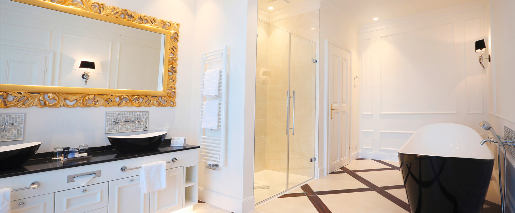 Badezimmer | Schloss Schönbrunn Grand Suite in Wien Prunkvolles Badezimmer mit Badewanne | Schloss Schönbrunn Grand Suite in Wien