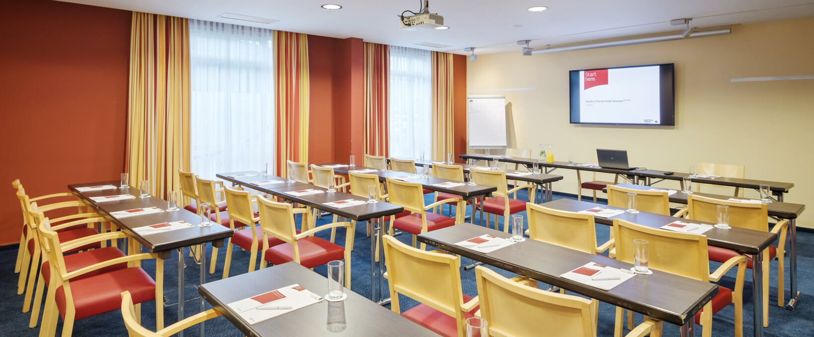 Seminarraum Gustav Klimt | Hotel Ananas in Wien  Seminarraum Gustav Klimt "Parlament" mit Flatscreen | Hotel Ananas in Wien