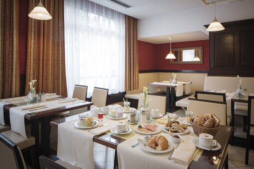 Restaurant "Zum Moser" mit eingedeckten Frühstückstisch | Hotel Ananas in Wien