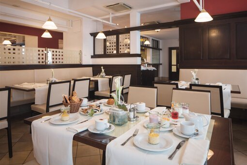Restaurant "Zum Moser" mit eingedeckten Frühstückstisch | Hotel Ananas in Wien