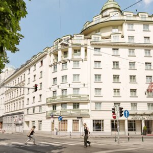 Exterior view hotel building |  Hotel Ananas in Vienna