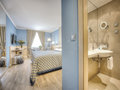 Classic room with sleeping and living room with view into the bathroom | Hotel Ananas in Vienna