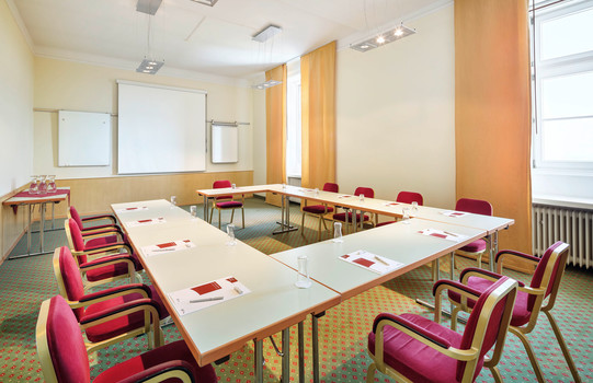 Seminarraum Savoyen mit U-Tafel und Leinwand | Hotel Schloss Wilhelminenberg in Wien
