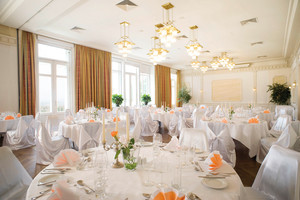 Wilhelminensaal mit gedeckten Tischen | Hotel Schloss Wilhelminenberg in Wien