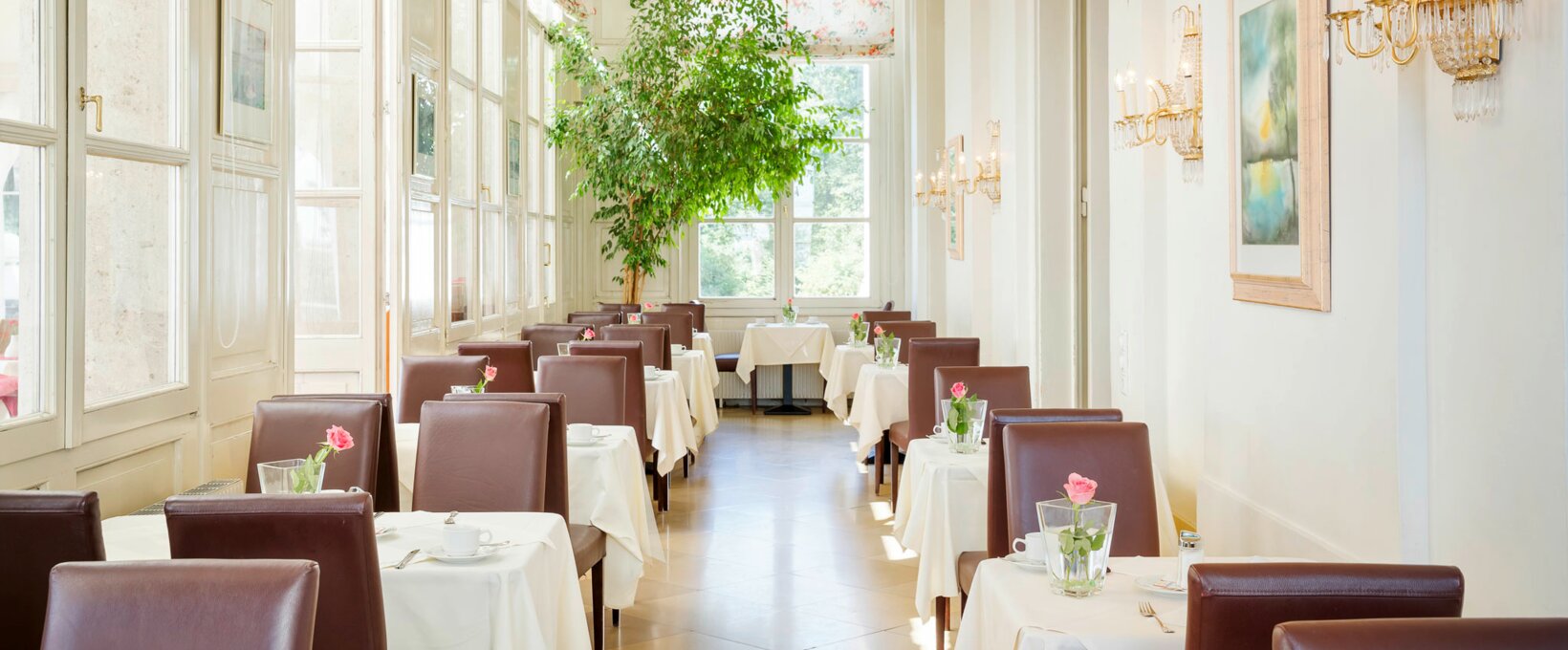 Conservatory with laid table | Hotel Schloss Wilhelminenberg in Vienna