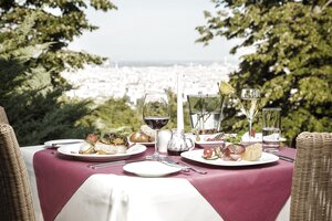 Aussicht Terrasse mit gedeckten Tischen | Hotel Schloss Wilhelminenberg in Wien