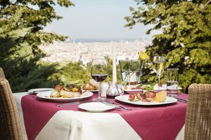 Aussicht Terrasse mit gedeckten Tischen | Hotel Schloss Wilhelminenberg in Wien