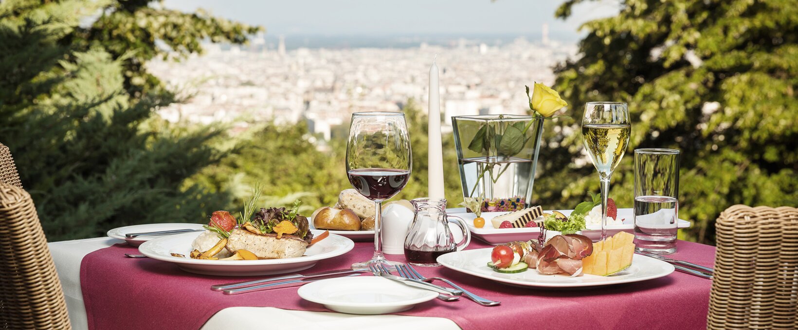 Aussicht Terrasse mit gedeckten Tischen | Hotel Schloss Wilhelminenberg in Wien