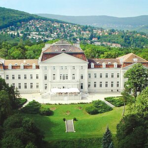 Exterior view hotel building | Hotel Schloss Wilhelminenberg in Vienna