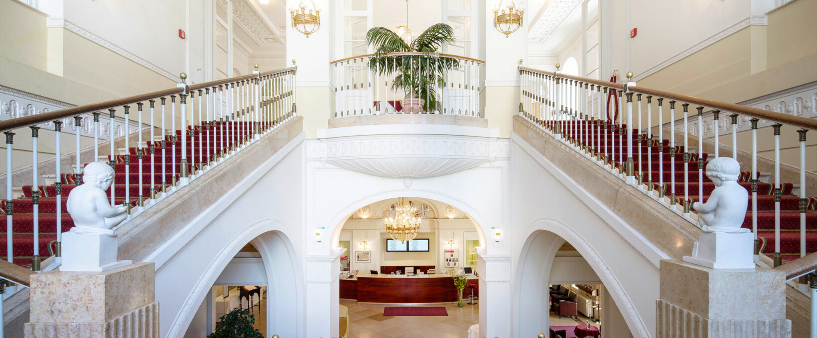 Σκάλα με χαλί |  Hotel Schloss WIlhelminenberg στη Βιέννη