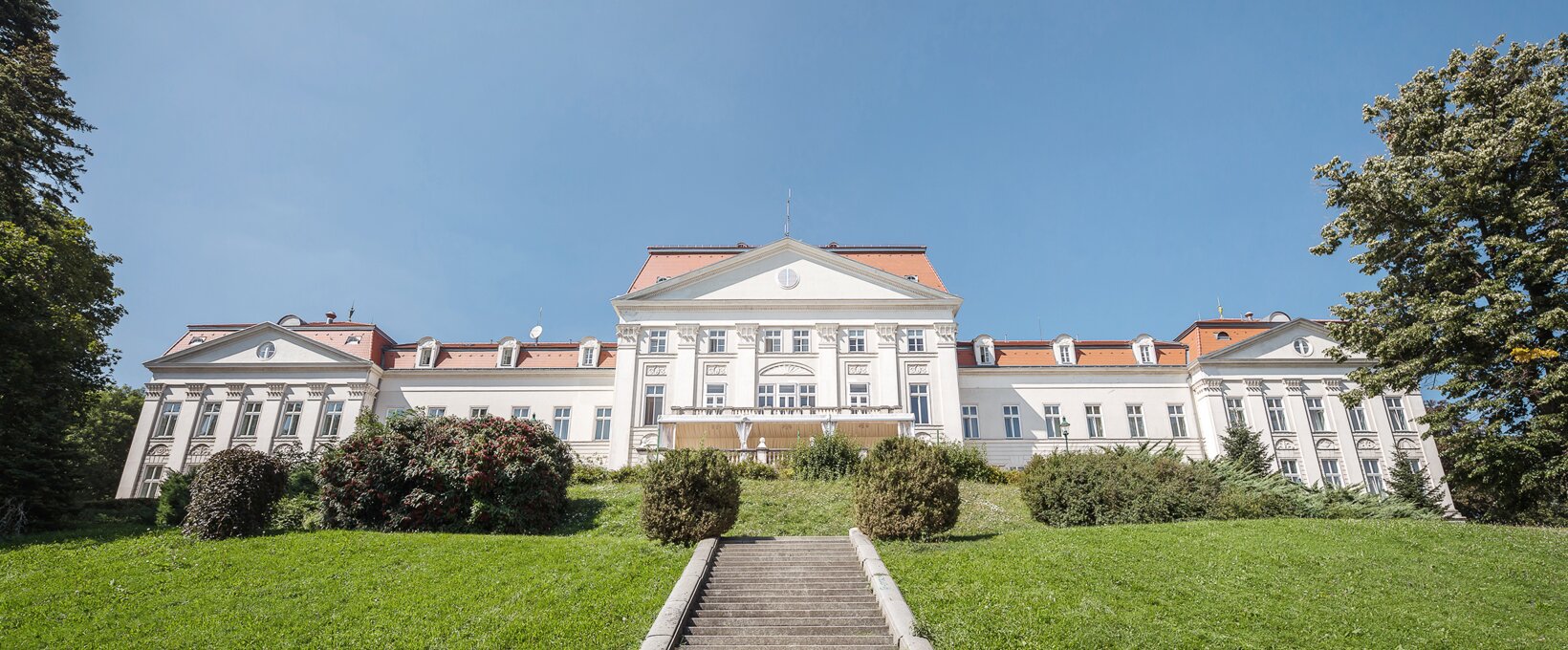 Exterior view with stairway | Hotel Schloss Wilhelminenberg in Vienna