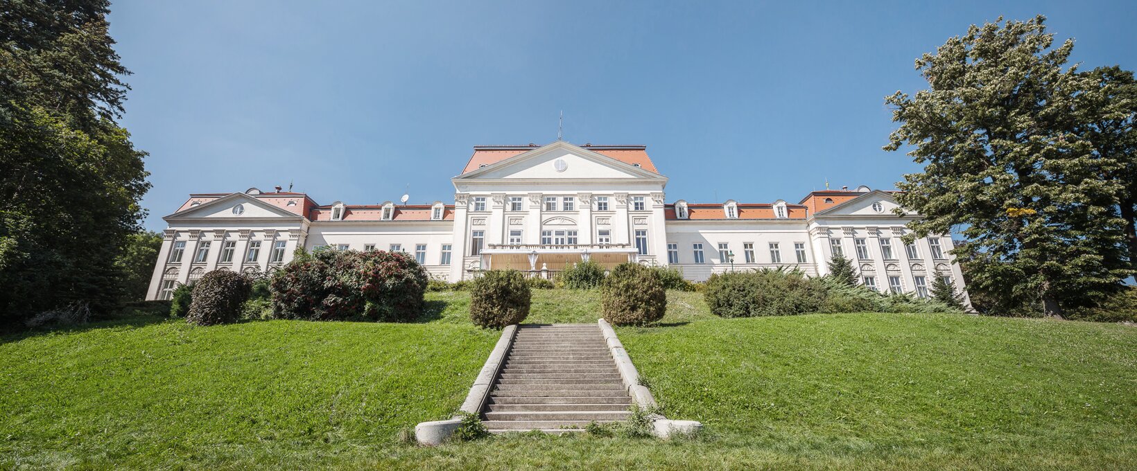 Exterior view with stairway | Hotel Schloss Wilhelminenberg in Vienna