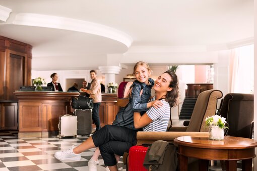 Familie beim Check In Familie beim Check In