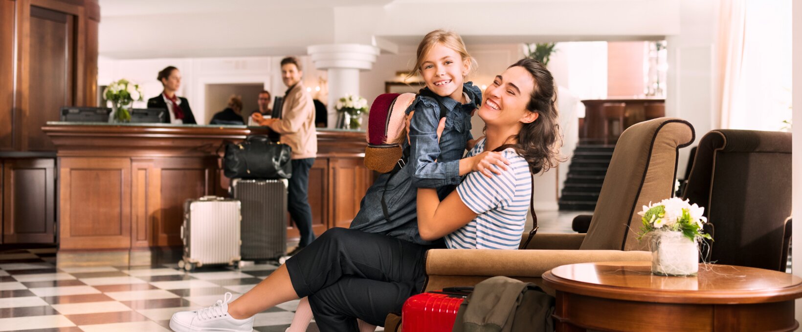 Familie beim Check In